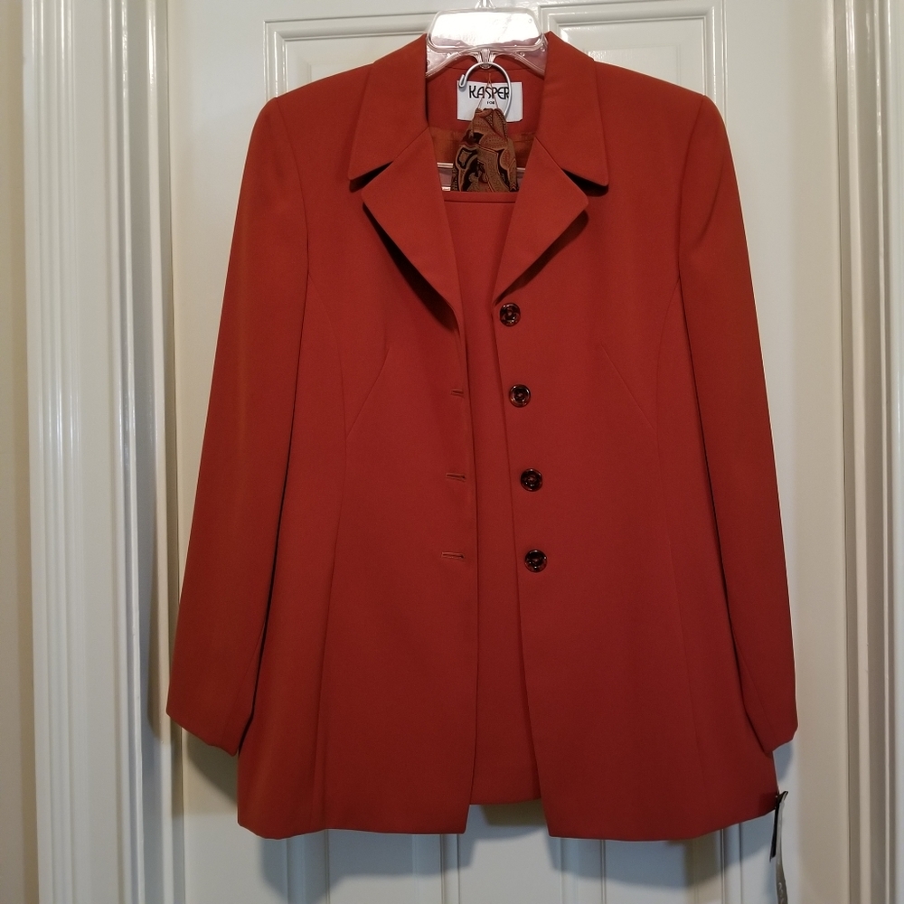 New with tags Kasper 2pc skirt set.  Size 6.  Beautiful fall colors.